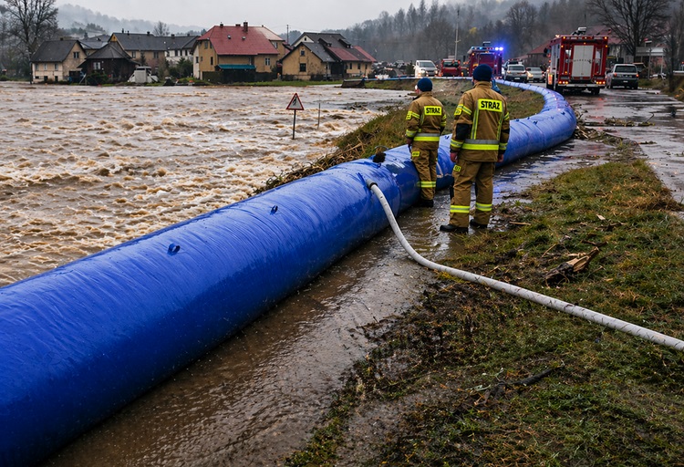 Mobilna zapora przeciwpowodziowa 15 m, średnica 90 cm